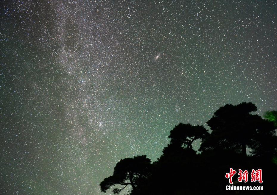 夜空に瞬く宝石　江西省の山頂に広がる幻想的な星空