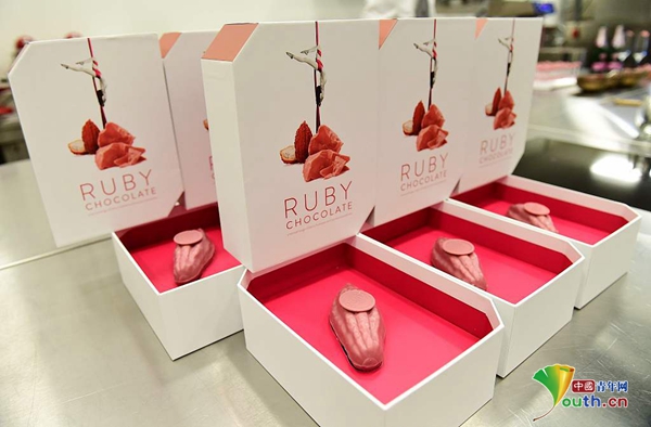 カカオ本来の色だけで作られたピンクのチョコ「ルビー」誕生　ベルギー