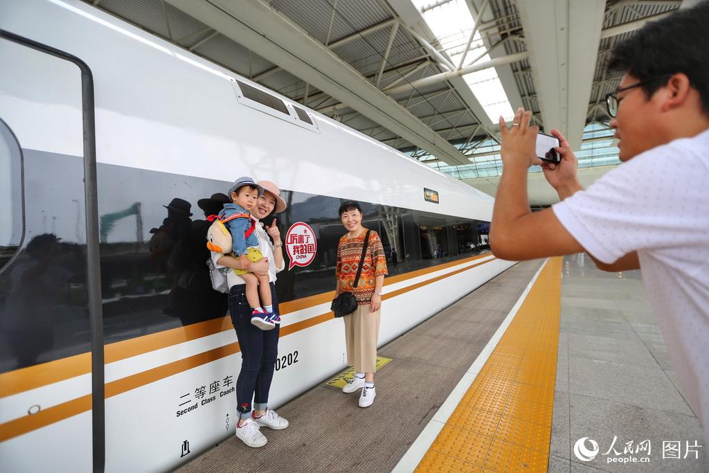 時速350キロ実現の新型高速鉄道「復興号」　北京・上海間を4時間半で