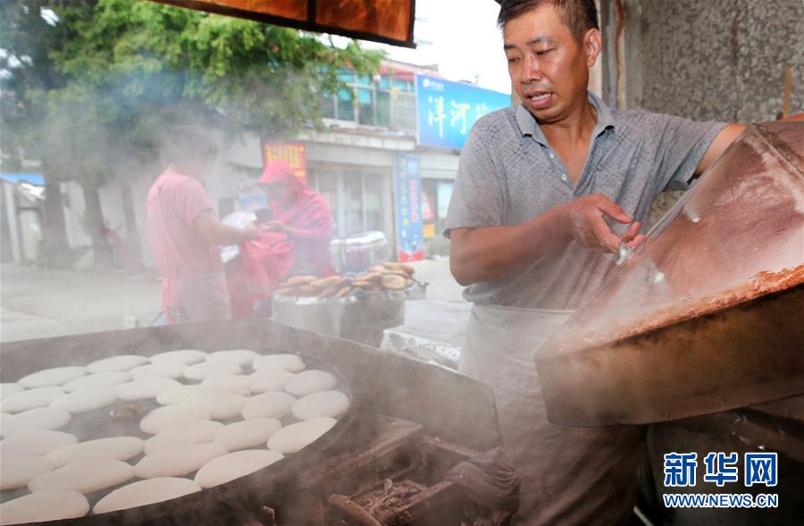 老若男女に愛される米粉餅　香り高くもっちりとした食感が特徴　江蘇省