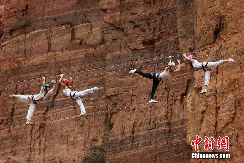 切り立った崖でヨガポーズを披露する女性たち　河南省