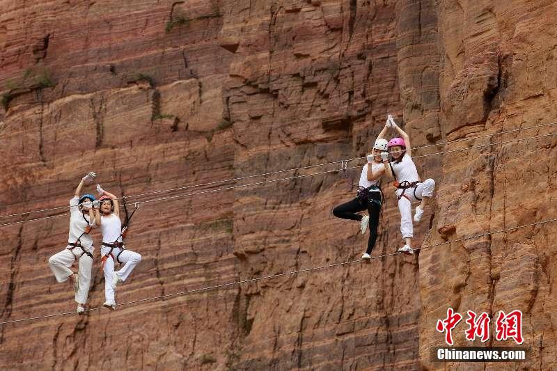 切り立った崖でヨガポーズを披露する女性たち　河南省