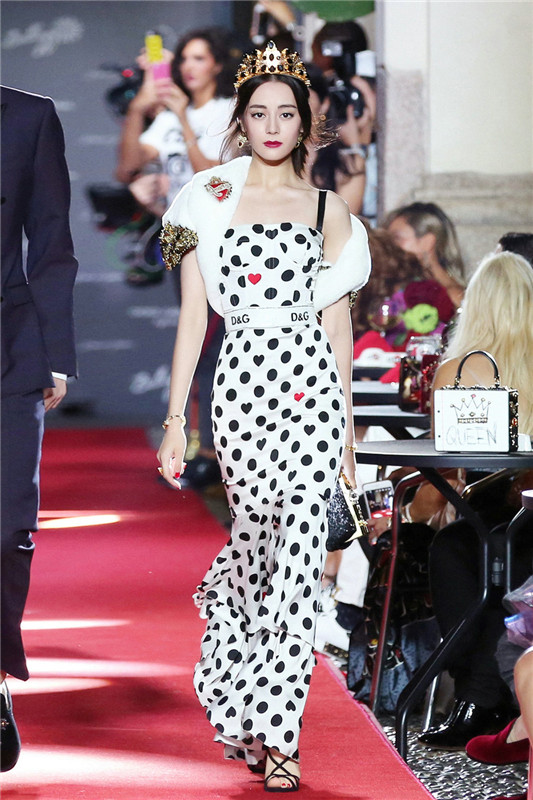 人気女優ディリロバがミラノファッションウイークでスレンダーボディ披露