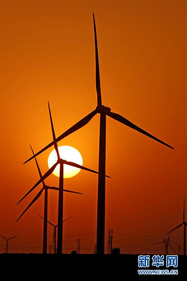 新疆にある大規模風力発電基地　周辺地区に送電する新エネルギー戦略