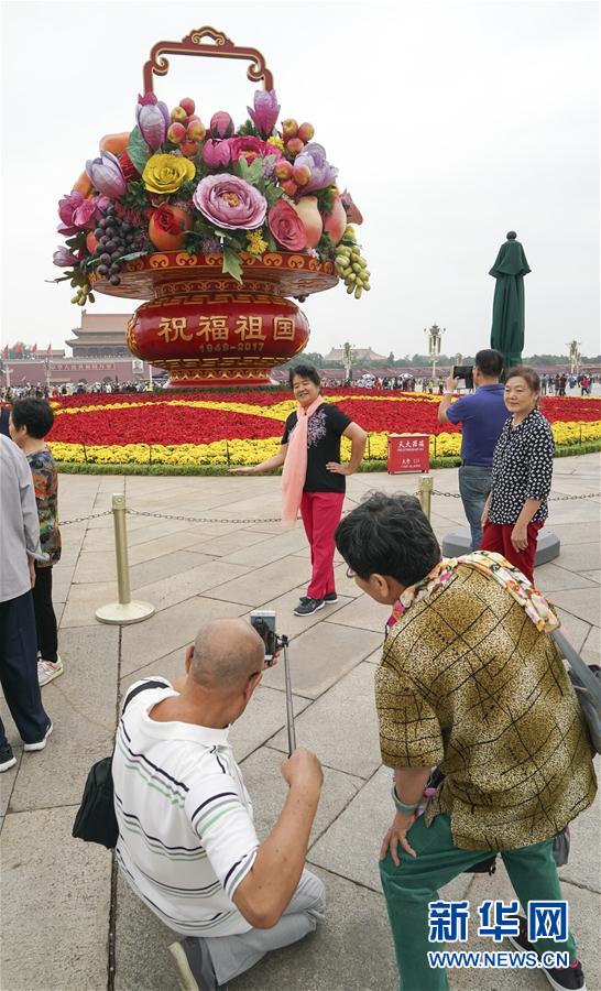 天安門広場の花かごの設置完了　中国の輝かしい成果示す花とフルーツの装飾