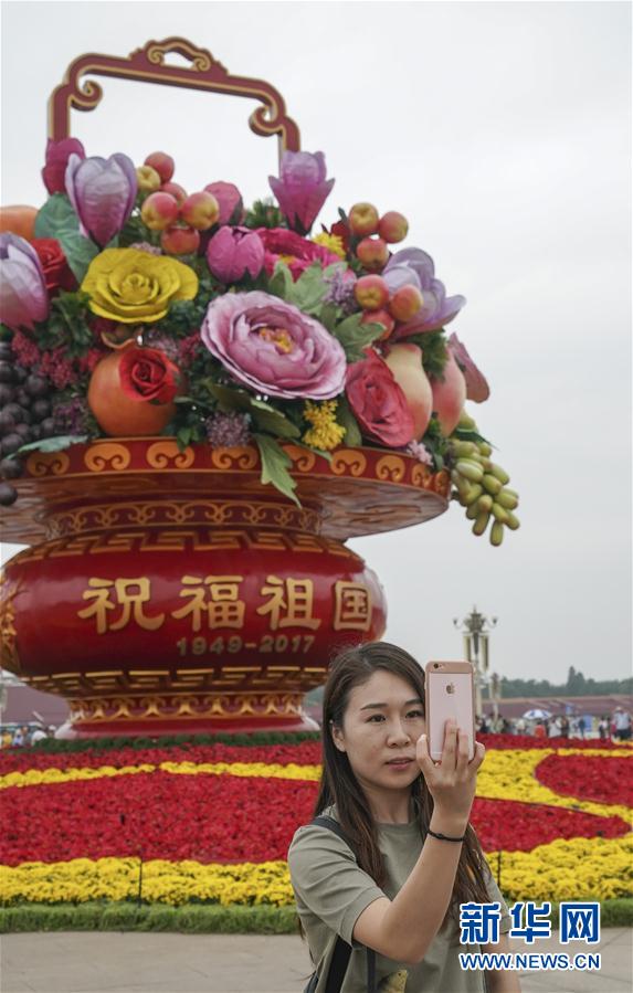 天安門広場の花かごの設置完了　中国の輝かしい成果示す花とフルーツの装飾