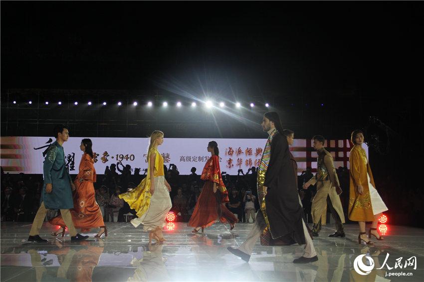 2017北京ファッションウイーク開幕　中国伝統工芸「京繡」とのコラボに注目