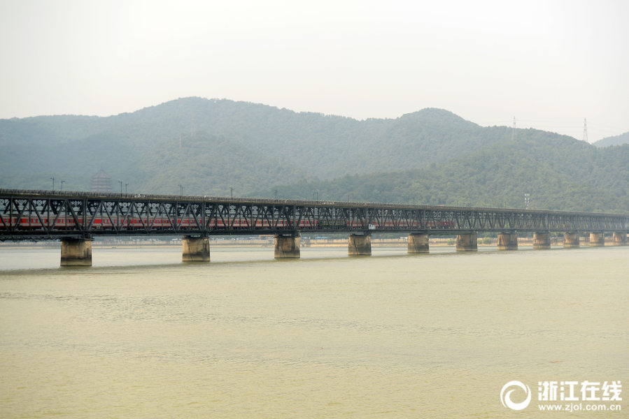 杭州市の銭塘江大橋　建設から戦争を経て今日まで80年　浙江省