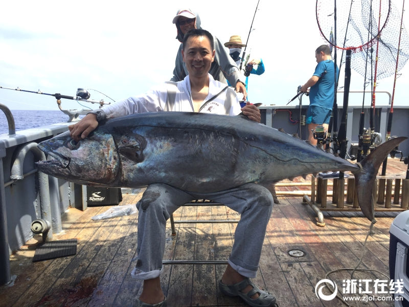 海釣り愛好家が90キロの巨大マグロ釣り上げる　浙江省