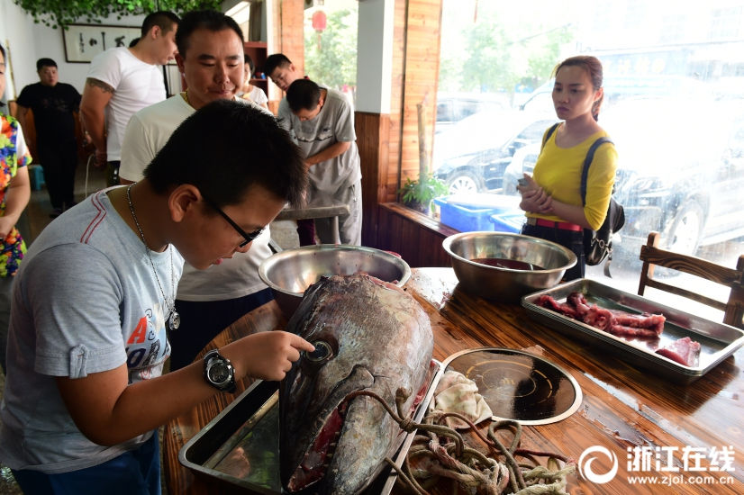 海釣り愛好家が90キロの巨大マグロ釣り上げる　浙江省