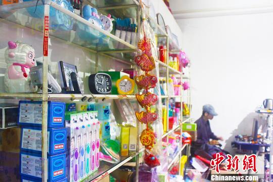 懐かしの中国国産製品勢ぞろい　西安の昔ながらの雑貨店が人気
