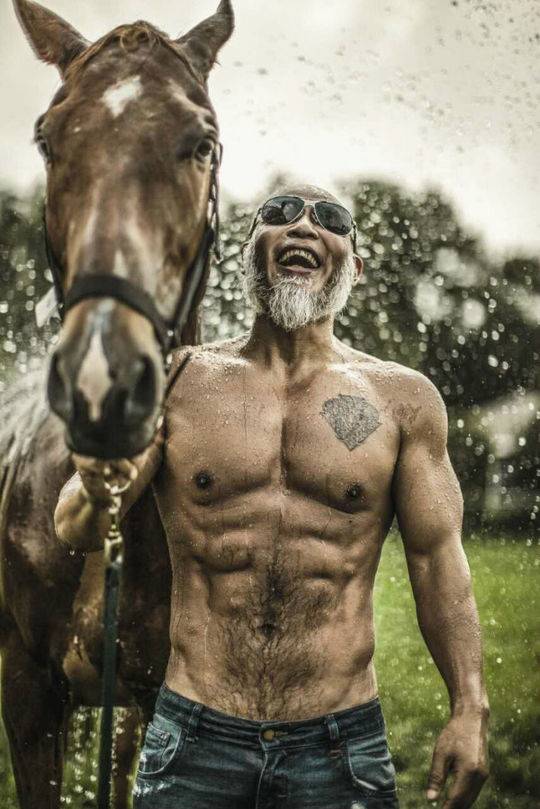 米俳優・シュワルツェネッガーと見紛うほどの肉体を維持する62歳男性
