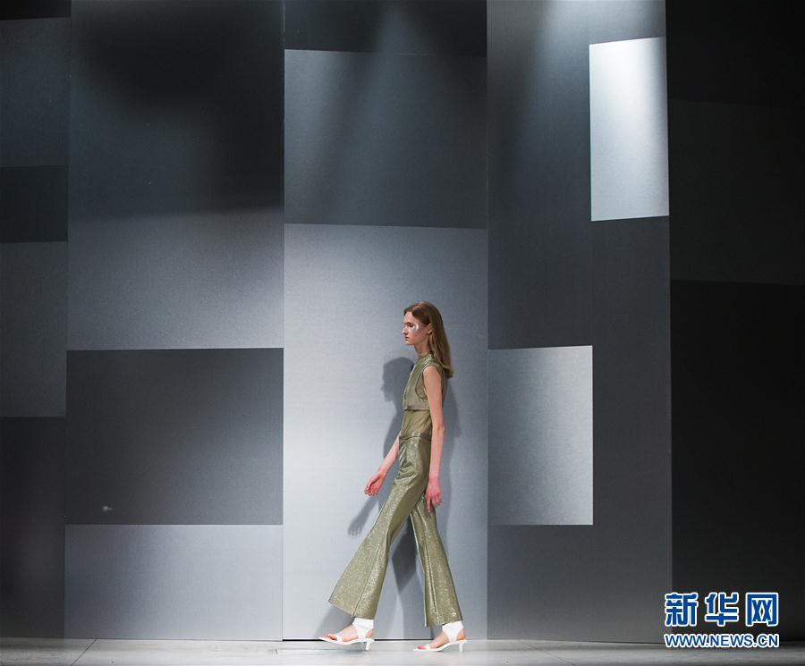 ミラノコレクションで中国人デザイナーの「RICOSTRU」が2018春夏新作発表