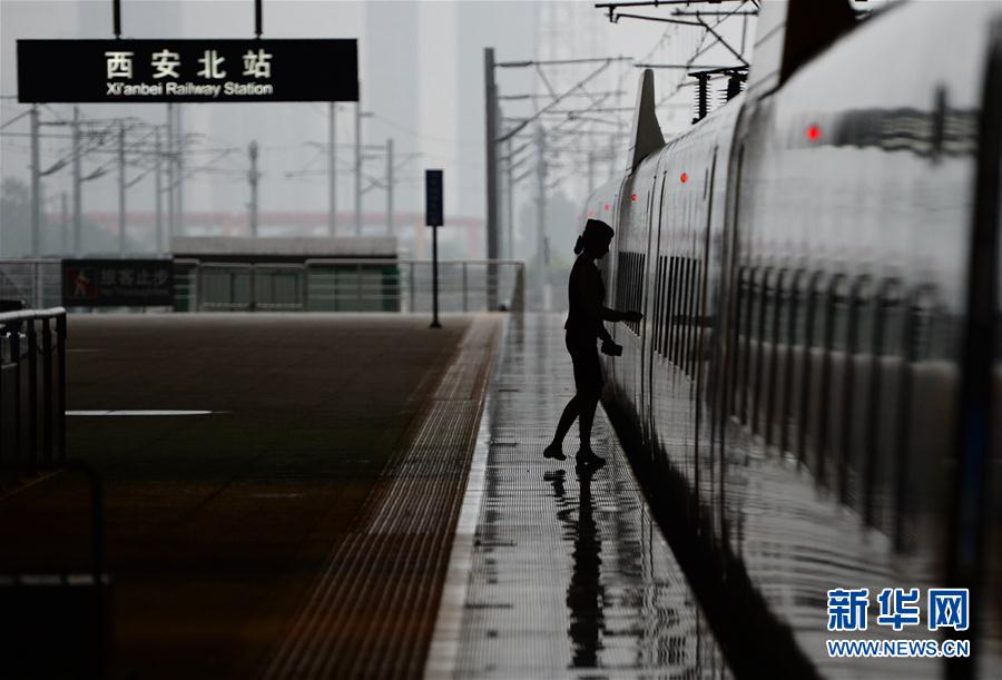 秦嶺山脈を超える中国初の高速鉄道登場　西成高速鉄道の試験運行開始