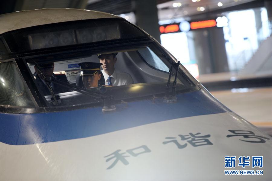 秦嶺山脈を超える中国初の高速鉄道登場　西成高速鉄道の試験運行開始