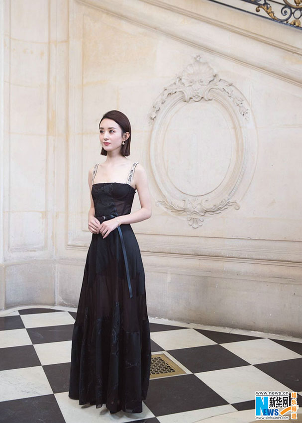 チャオ・リーイン、パリコレに初登場 黒のドレスで優雅な女神に変身