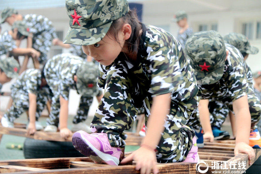 浙江省の幼稚園の「キッズ軍事学校」　軍事訓練に励む6歳の子供たち