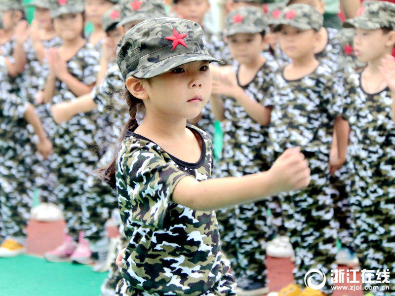 浙江省の幼稚園の「キッズ軍事学校」　軍事訓練に励む6歳の子供たち