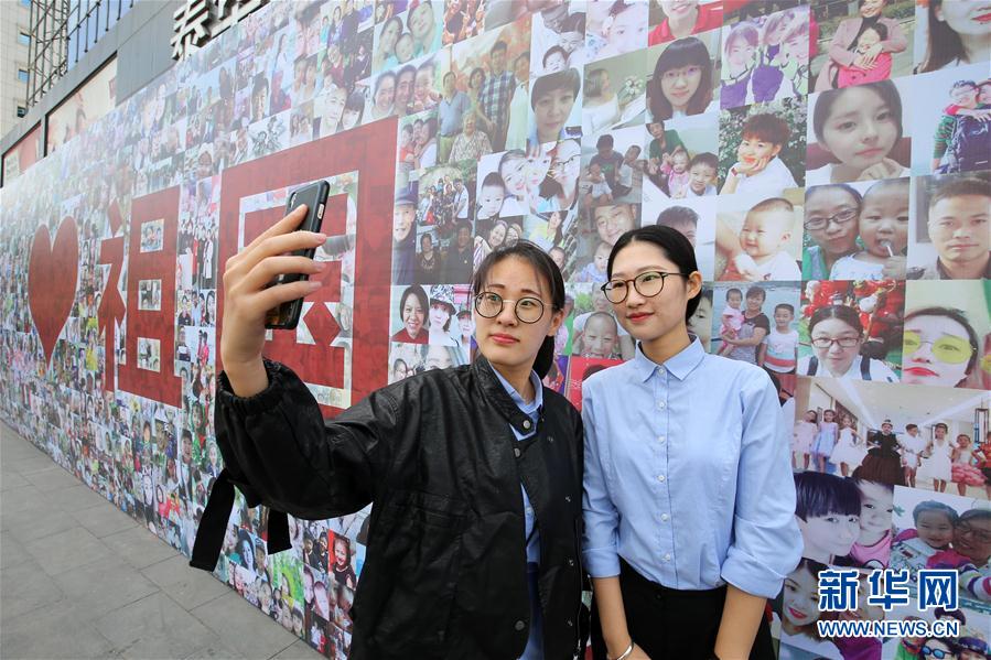 山東省の街中に国慶節祝う「千人の笑顔」の壁が登場