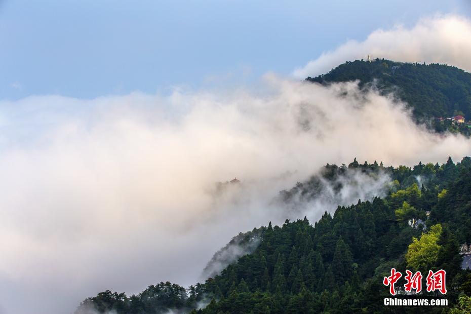 雲霧に包まれた幻想的な風景　世界でも名高い廬山の雲海