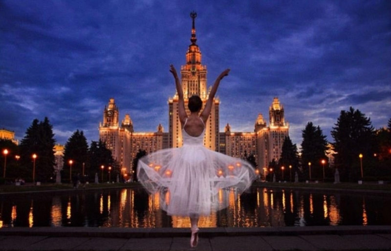 ドレスと世界の観光名所　ロシア美女のコラボ写真が注目集める