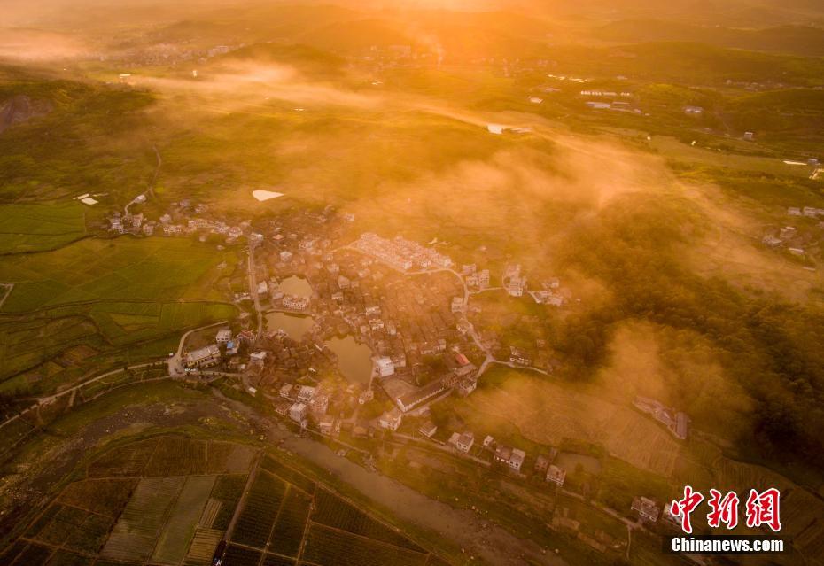 夕日に照らされ漂う炊煙　幻想的な風景に包まれた湖南省の村