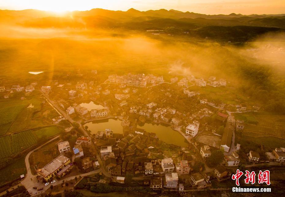 夕日に照らされ漂う炊煙　幻想的な風景に包まれた湖南省の村