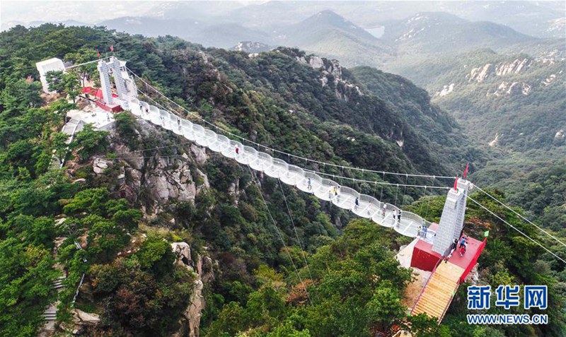 山東省沂蒙山の3Dガラス橋が一般公開スタート
