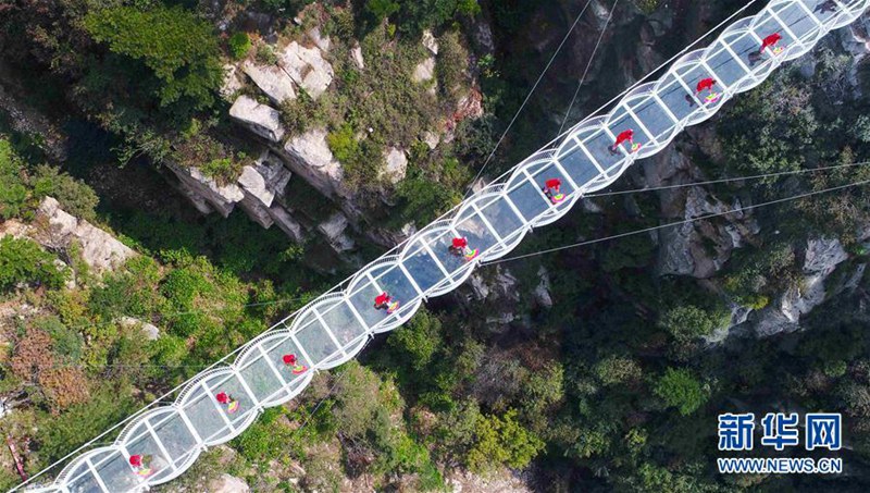 山東省沂蒙山の3Dガラス橋が一般公開スタート