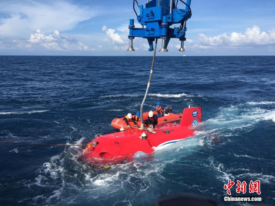 中国が有人潜水艇「深海勇士」号の試験に成功