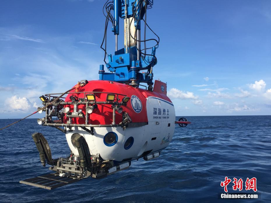 中国が有人潜水艇「深海勇士」号の試験に成功