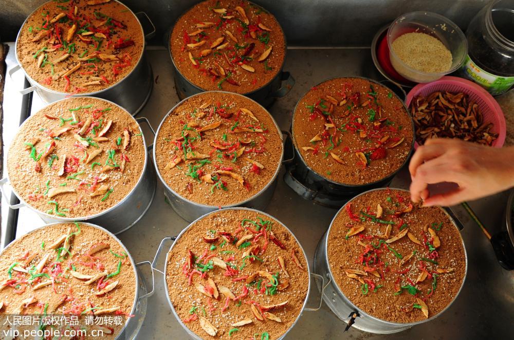 舌の上で味わう中国の村グルメ　地元の老夫婦が作る重陽節用のお菓子