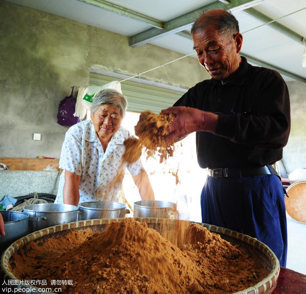 舌の上で味わう中国の村グルメ　地元の老夫婦が作る重陽節用のお菓子