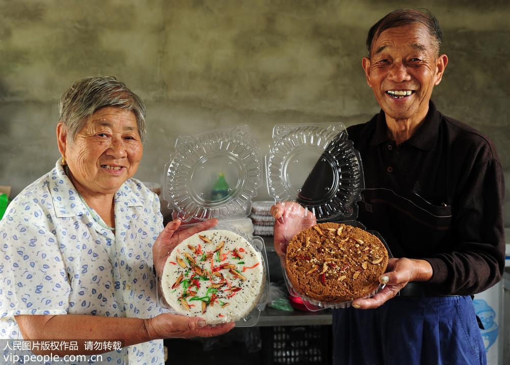 舌の上で味わう中国の村グルメ　地元の老夫婦が作る重陽節用のお菓子