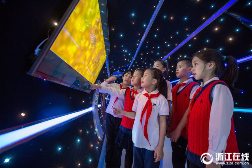 暗い廊下を神秘的で学べる空間に　杭州の小学校に「宇宙トンネル」登場