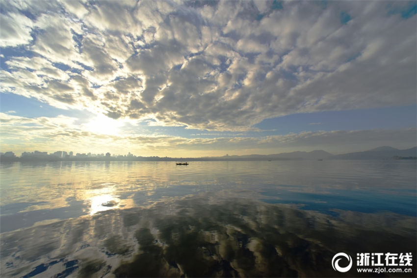 西湖の晴れ渡る空に美しいひつじ雲　浙江省