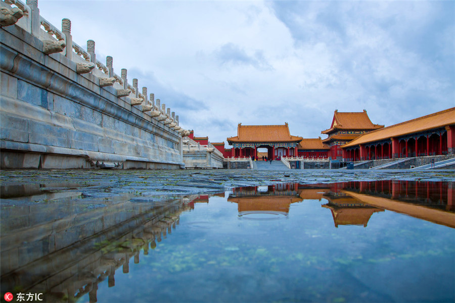 秋雨があがった後の北京・故宮　水面に色鮮やかに映る建築群