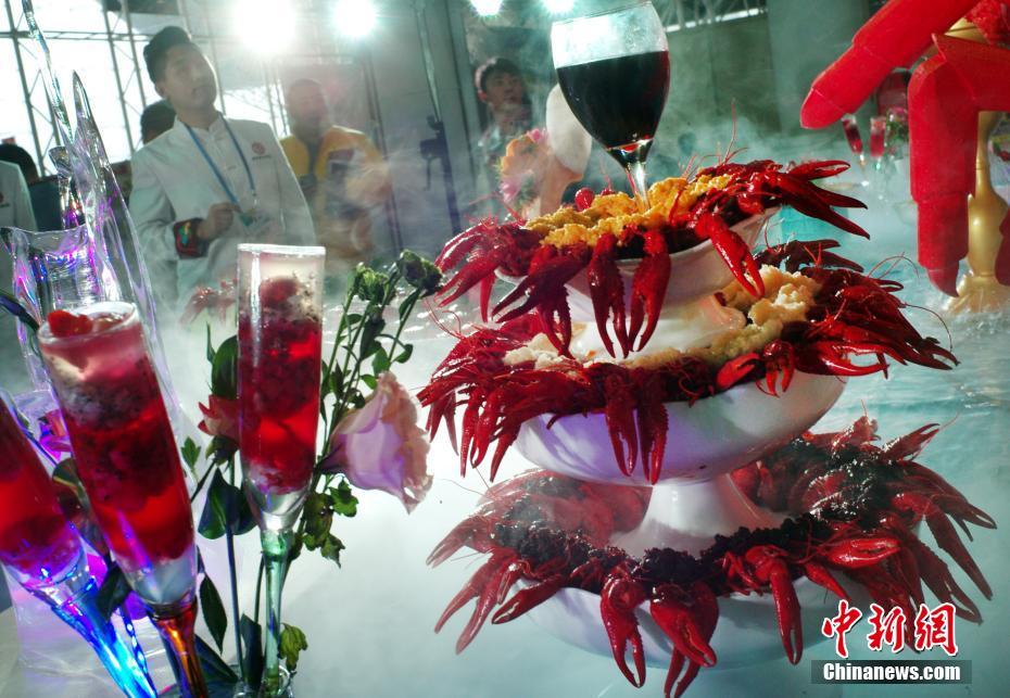 グルメ展で食用ザリガニの豪華料理登場　南京市