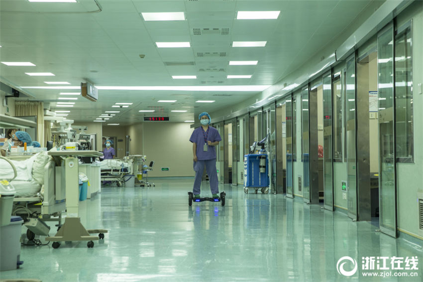 風を切るように移動する病院スタッフ　浙江省の病院で電動二輪ボード採用