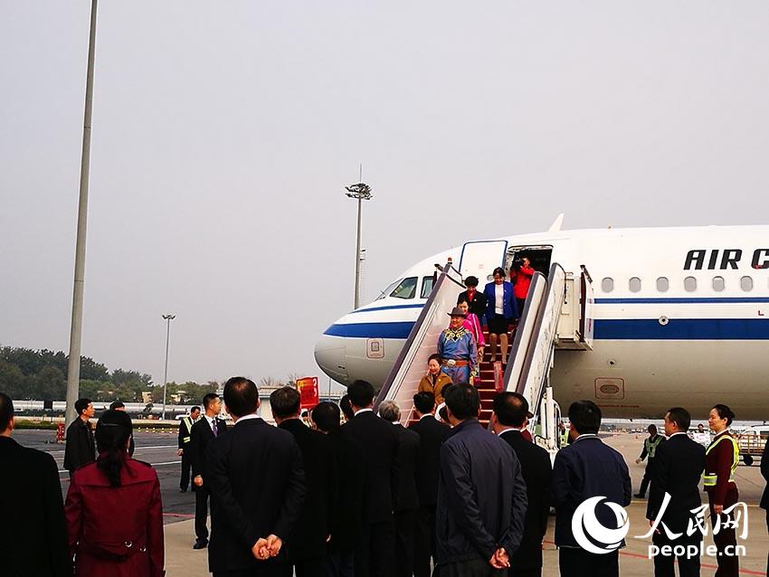 第19回党大会の内蒙古・西蔵代表団が北京に到着