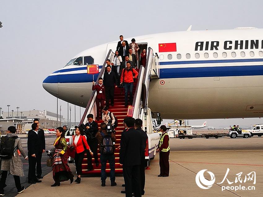 第19回党大会の内蒙古・西蔵代表団が北京に到着