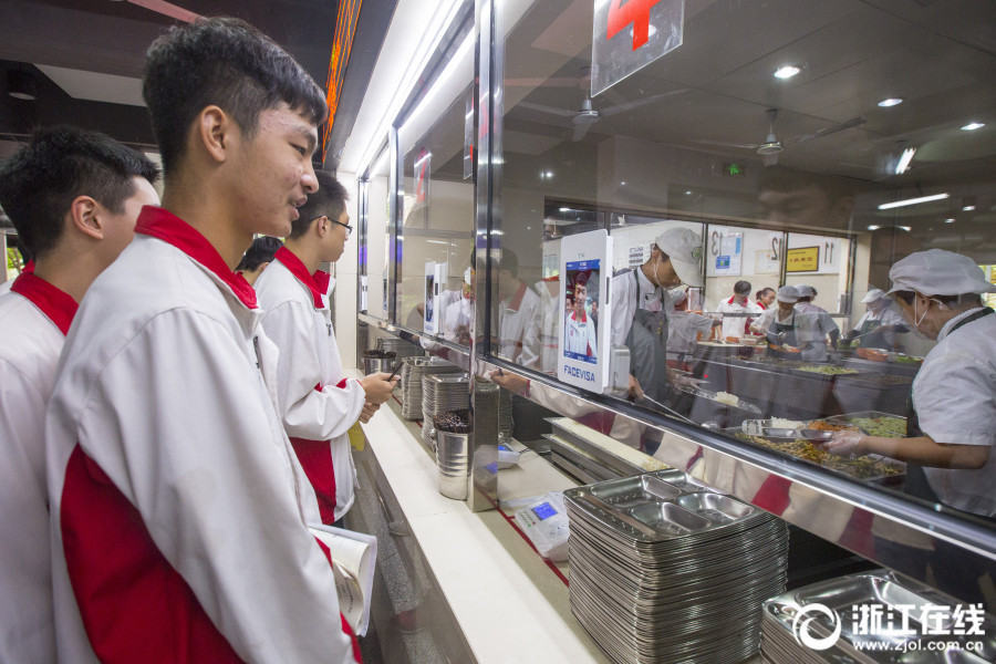 杭州の学生食堂で顔認証による料金システム登場