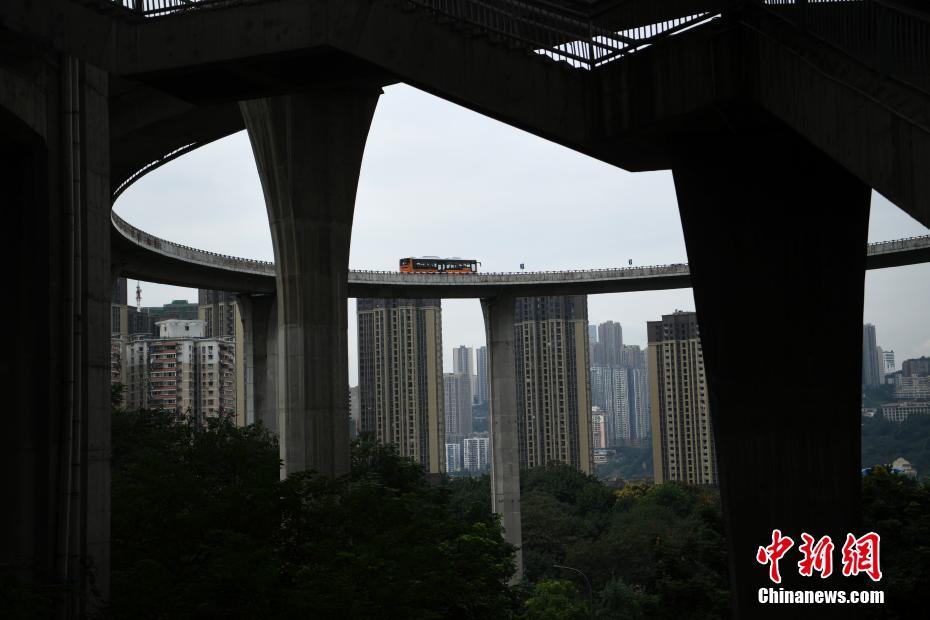 ジェットコースター気分味わえる？ビルと同じ高さの高架橋　重慶市