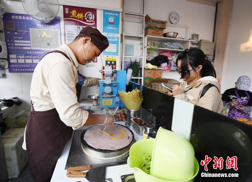 会社を退職し一念発起　母校で煎餅店を営む中国人男性　吉林省