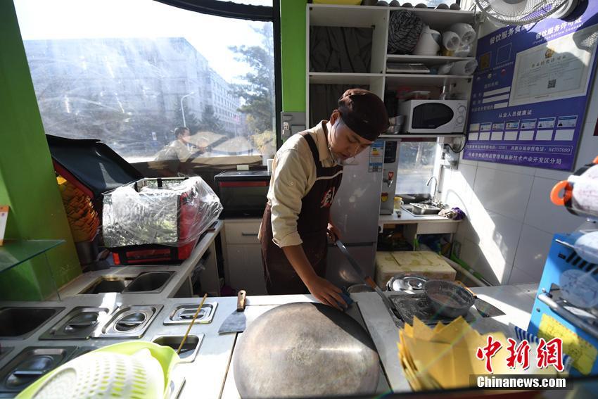 会社を退職し一念発起　母校で煎餅店を営む中国人男性　吉林省