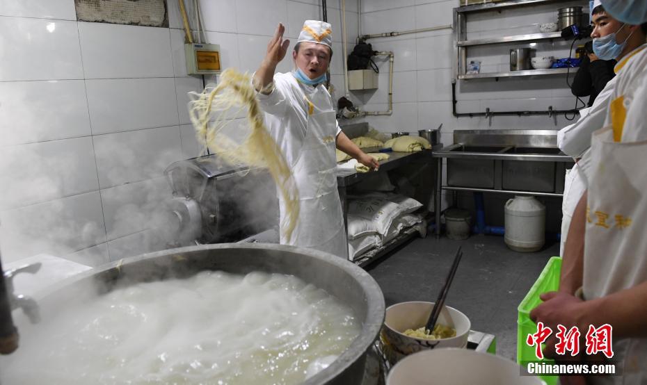 見事な早業！　最短6秒でラーメン1杯分の麺を作る80後の男性　甘粛省