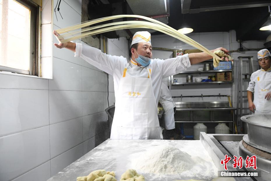 見事な早業！　最短6秒でラーメン1杯分の麺を作る80後の男性　甘粛省