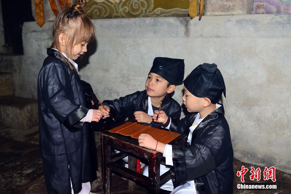 可愛らしい国外のキッズ道士たちが中国の伝統文化学ぶ　江西省