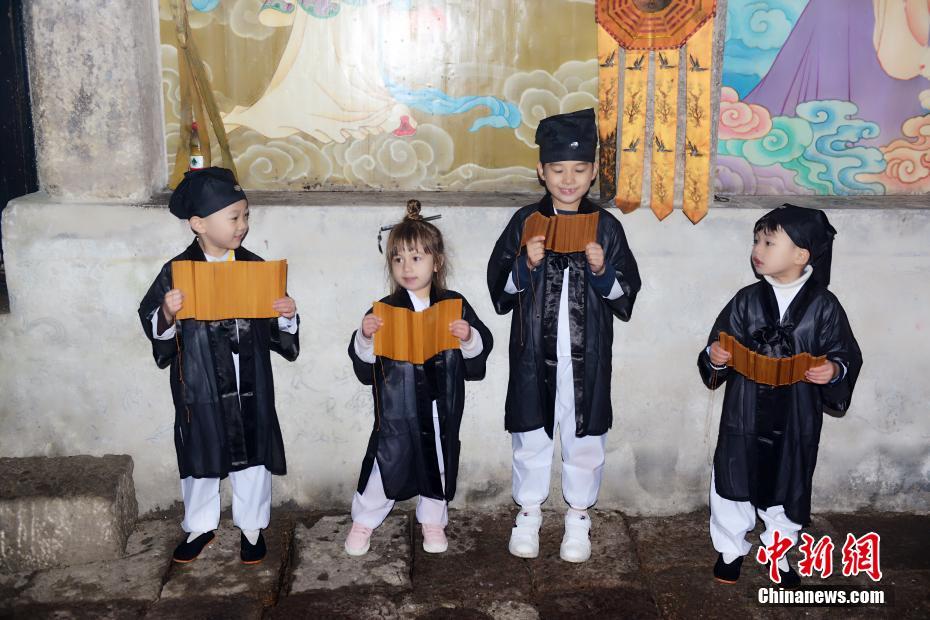 可愛らしい国外のキッズ道士たちが中国の伝統文化学ぶ　江西省