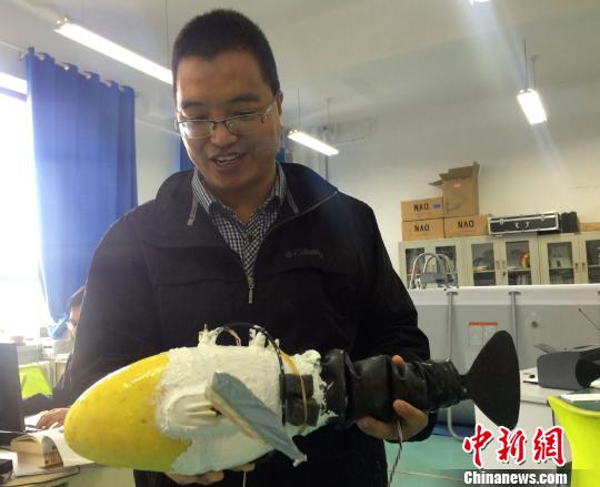 甘粛省の大学、本物そっくりのロボット魚を開発